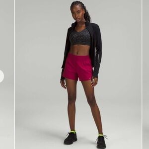 662. 🍋Lululemon athletica Hotty Hot High-Rise Lined Short 4"
Pomegranate NWT 4